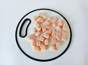 鸡胸肉剔除筋膜，切成小块。