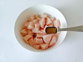 把鸡胸肉放碗里，加入料酒一勺。