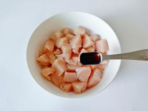 加入生抽一勺。