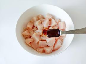 加入蚝油一勺。