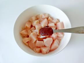 加入辣椒酱一勺。