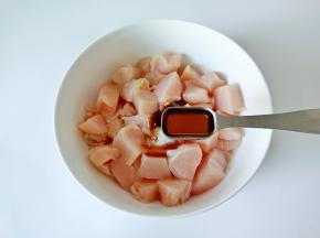 加入芝麻油一勺。