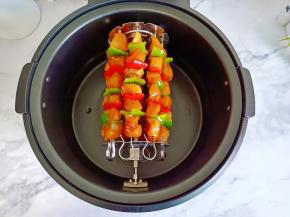 把签字一个个架在转筒上，放入空气炸锅里。