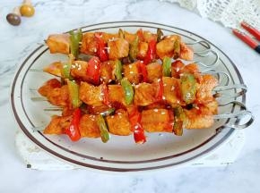 烤好的鸡肉串撒上白芝麻，就可以享用！