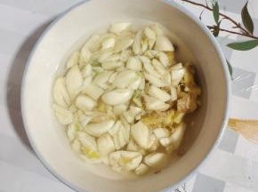 蒜瓣拍碎，生姜拍碎切成小块，倒入适量的开水，把蒜瓣和生姜的味道激发出来！晾凉过滤一下，留姜蒜水备用！