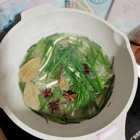 锅里倒入适量的油，放入香葱，八角和桂皮，中小火慢慢熬！