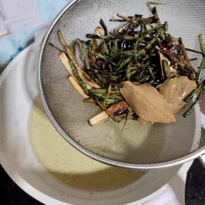 熬至香葱变得焦脆，就可以把里面的香醋，八角和香叶捞出来！葱油就做好了！（葱油可以一次性多熬一点儿，晾凉装入瓶子里，随吃随取，拌凉菜，拌面条都可以！）