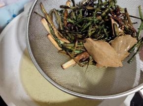 熬至香葱变得焦脆，就可以把里面的香醋，八角和香叶捞出来！葱油就做好了！（葱油可以一次性多熬一点儿，晾凉装入瓶子里，随吃随取，拌凉菜，拌面条都可以！）