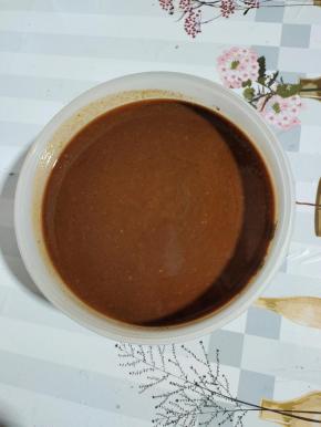 碗中放入麻辣鲜6g，白糖2g，鸡精2g ，香油5g，姜蒜水15g， 香醋8g，胡椒粉2g ，芝麻酱30g，辣椒油20g ，葱油10g，酱油5g搅拌均匀调成芝麻酱料汁儿！（这个配方是一人份的量。我家人比较多，图片上的量是按照配方10倍的量来调配的！）调配好的芝麻酱料汁儿如果用不完，可以装在干净的容器中，密封好，放入冰箱冷藏保存！
