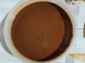 碗中放入麻辣鲜6g，白糖2g，鸡精2g ，香油5g，姜蒜水15g， 香醋8g，胡椒粉2g ，芝麻酱30g，辣椒油20g ，葱油10g，酱油5g搅拌均匀调成芝麻酱料汁儿！（这个配方是一人份的量。我家人比较多，图片上的量是按照配方10倍的量来调配的！）调配好的芝麻酱料汁儿如果用不完，可以装在干净的容器中，密封好，放入冰箱冷藏保存！
