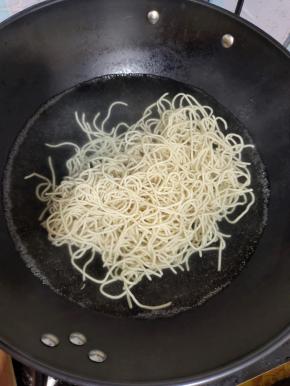 水开，放入碱面，煮开！就可以把碱面捞出沥干水分放入碗中！（碱面本身就是熟的，再次煮开就可以吃了！不要煮的太久，黏糊糊的影响口感！）