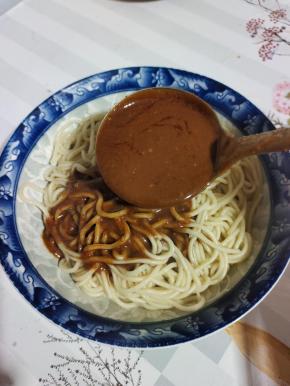 根据自己的喜好浇上一大勺调好的芝麻酱料汁儿！（喜欢味道重的就多放一点儿，喜欢味道清淡的就少放一点儿！）