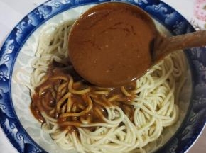 根据自己的喜好浇上一大勺调好的芝麻酱料汁儿！（喜欢味道重的就多放一点儿，喜欢味道清淡的就少放一点儿！）