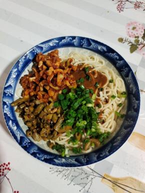 放入我自己腌制的香辣萝卜干，酸豆角和葱花！