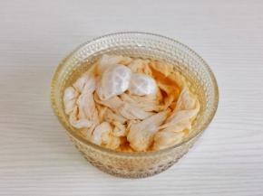 肠衣冷水冲洗干净，加料酒泡30分钟。