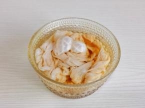肠衣冷水冲洗干净，加料酒泡30分钟。