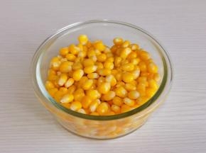 玉米粒提前煮熟。