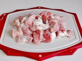 猪肉洗净切小块。