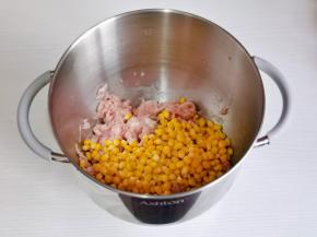 熟玉米粒加入肉糜中。
