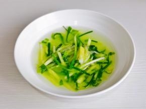 葱姜放入100毫升水中，抓捏浸泡30分钟。