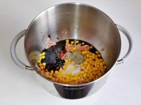 加入料酒，生抽，蚝油，盐，糖，胡椒粉搅拌均匀。