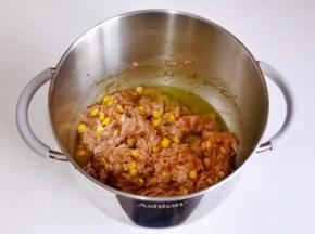 倒入泡好的葱姜水。