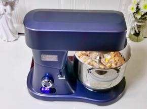 启动厨师机拌馅10分钟。