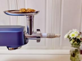 肠衣套在灌肠器上。