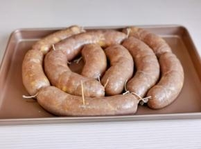 依次做好的肉肠，用牙签排气，防止煮爆。