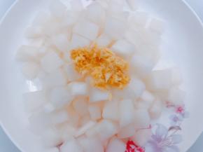 腌制好的萝卜沥干水后加入姜蒜泥