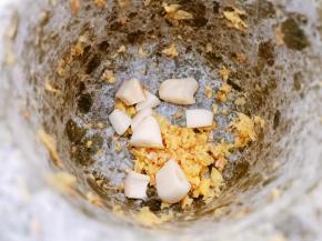 大蒜和姜末放入石臼里