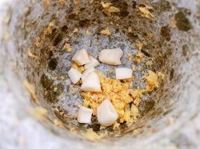 大蒜和姜末放入石臼里