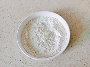 低筋面粉，泡打粉，小苏打放一起混合均匀。