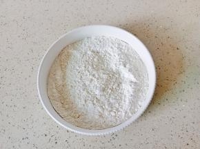 低筋面粉，泡打粉，小苏打放一起混合均匀。