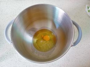 容器里放入玉米油，绵白糖，鸡蛋【也可以把玉米油换成猪油，喜欢吃甜食的朋友绵白糖可以再多加25克】