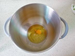 容器里放入玉米油，绵白糖，鸡蛋【也可以把玉米油换成猪油，喜欢吃甜食的朋友绵白糖可以再多加25克】