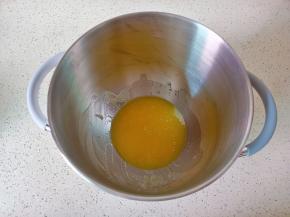 用打蛋器给它搅拌至绵白糖融化。