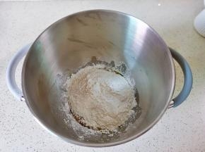 筛入粉类，搅拌时不会有疙瘩。