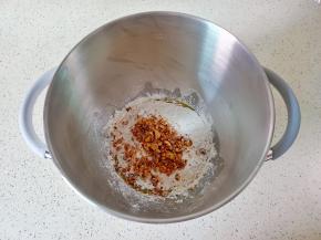 加入熟的核桃碎【生核桃仁可以在烤箱150度烤20分钟就可以用了】