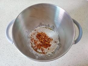 加入熟的核桃碎【生核桃仁可以在烤箱150度烤20分钟就可以用了】