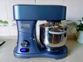 把搅拌锅装好，开启阿诗顿厨师机2档搅拌3分钟即可。