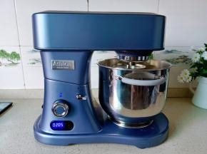 把搅拌锅装好，开启阿诗顿厨师机2档搅拌3分钟即可。