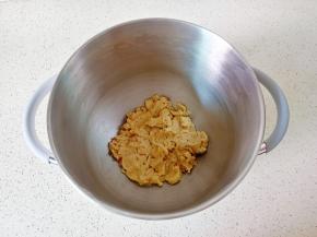 拌好的面团分成20克一个的小剂子。