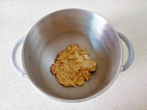 拌好的面团分成20克一个的小剂子。