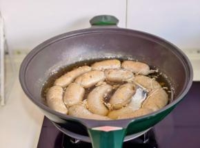 把浮沫撇掉，保持微开的状态煮30分钟。