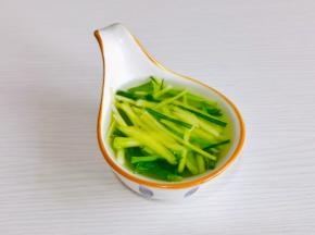 葱姜丝放入水中浸泡30分钟。