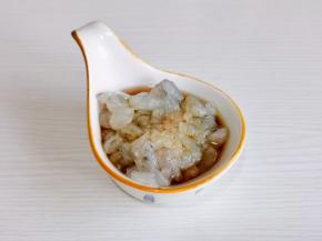 虾仁切小块，加料酒，生抽抓匀腌制15~分钟。