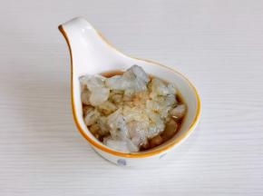 虾仁切小块，加料酒，生抽抓匀腌制15~分钟。