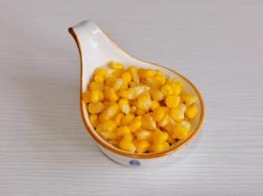 玉米粒提前煮熟。