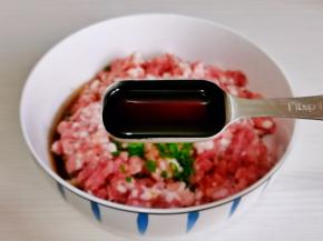 加入味极鲜酱油。